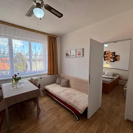 Apartmanovy Dom Grand בית אירוח Štúrovo