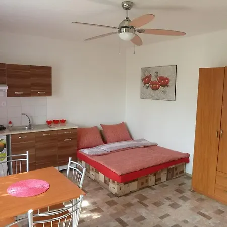 Apartmanovy Dom Grand בית אירוח Štúrovo