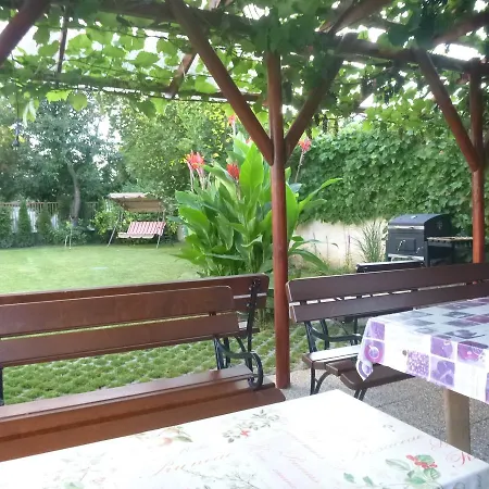 Apartmanovy Dom Grand בית אירוח Štúrovo